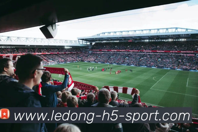 拉门斯称范德萨为偶像幸与其及舒梅切尔并肩而立