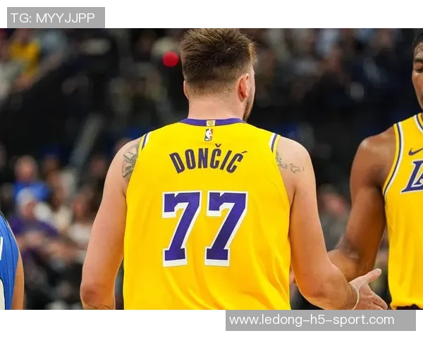 东契奇拒绝当众换球衣坚持保护小肚腩幽默回应引发球迷热议 东契奇拒绝当众换球衣坚持保护小肚腩幽默回应引发球迷热议